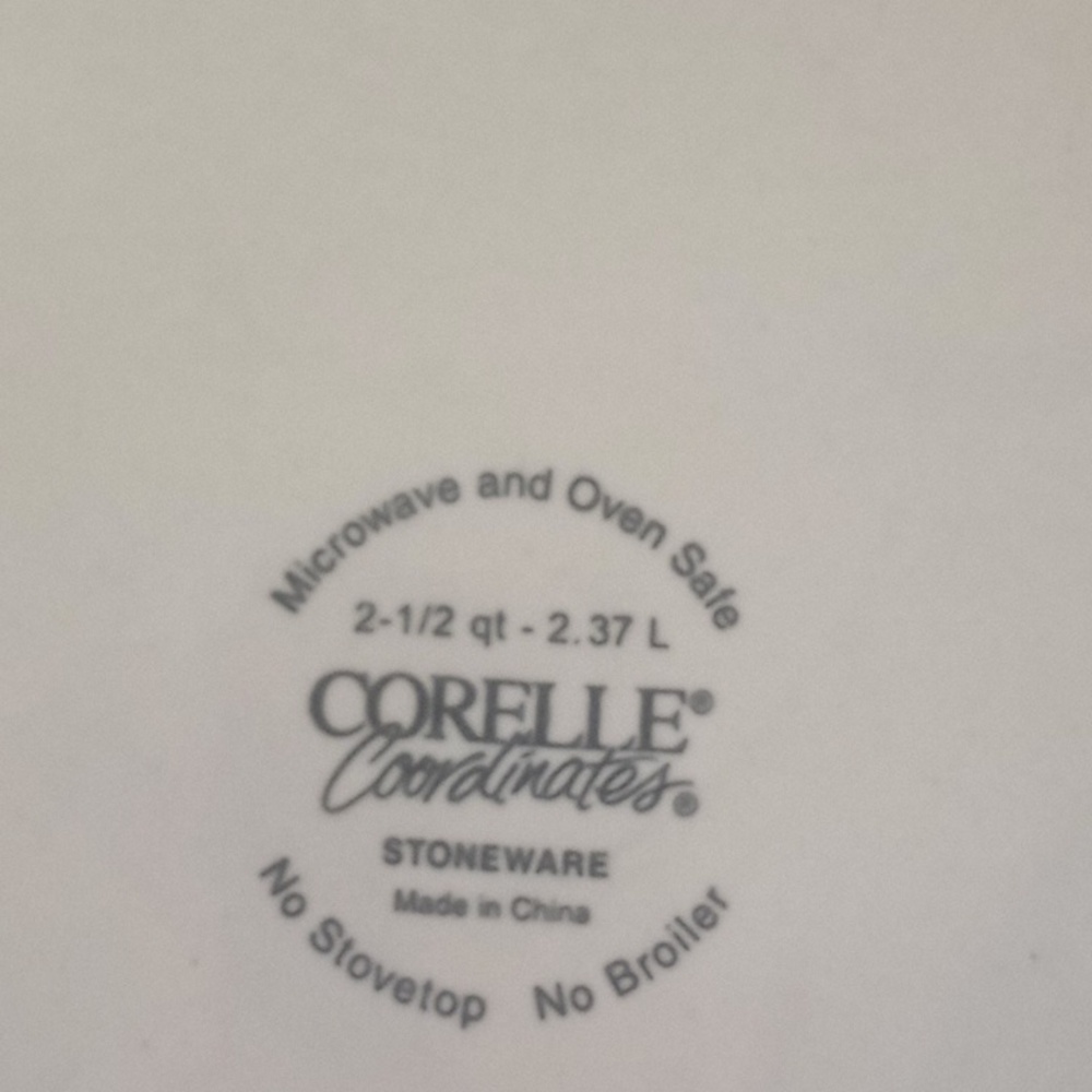 Vintage 2.5 qt corelle Abundance stoneware bowl with lid. - Picture 9 of 10